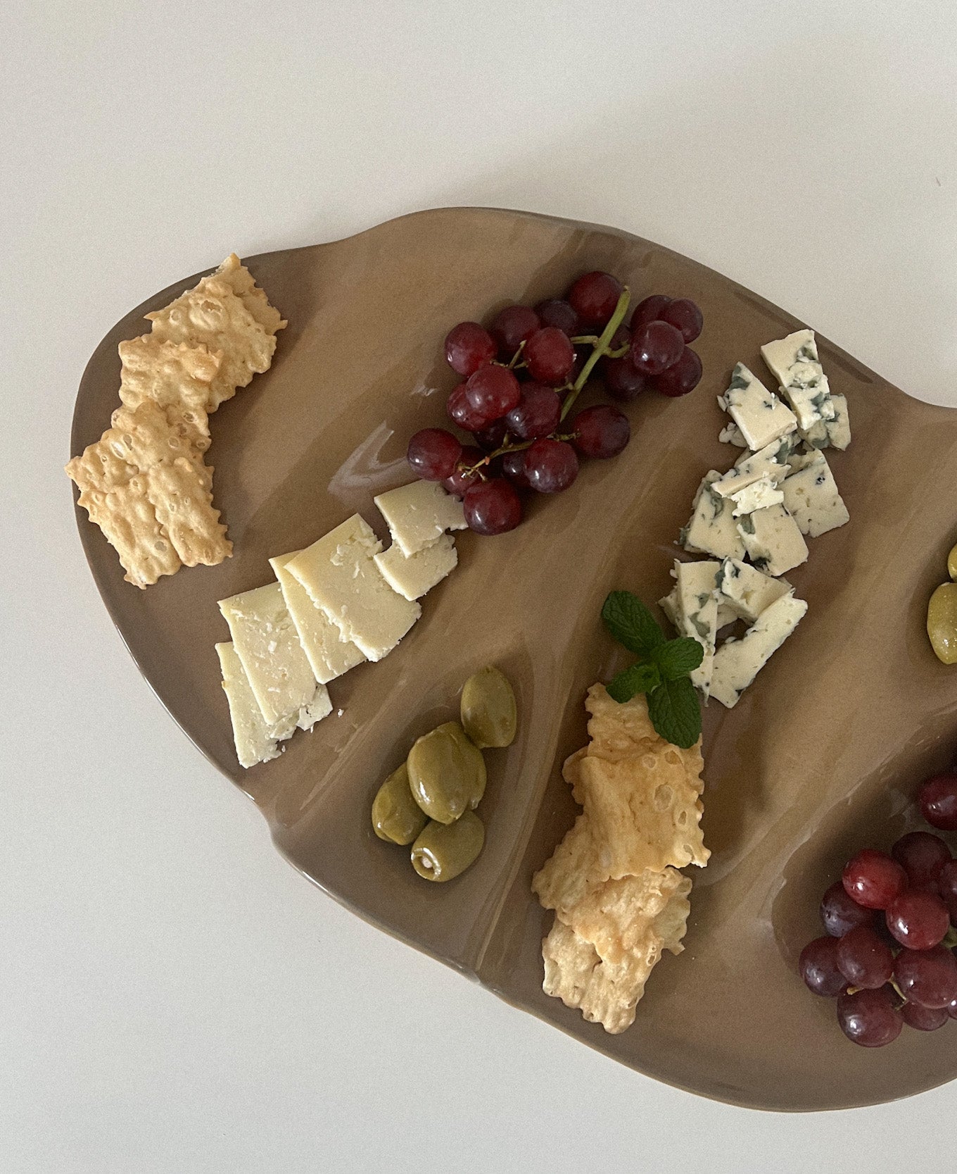 Taca na przekąski WAVY no. 4 jasny brąz