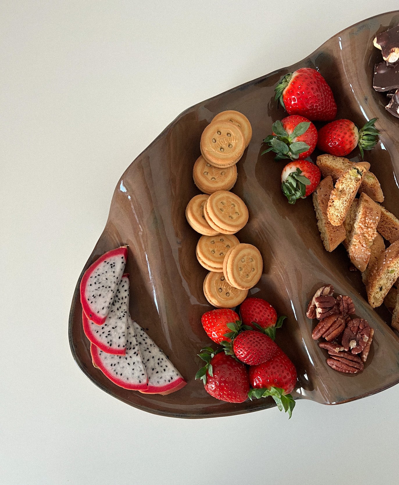 Taca na przekąski WAVY no. 4 ciemna czekolada