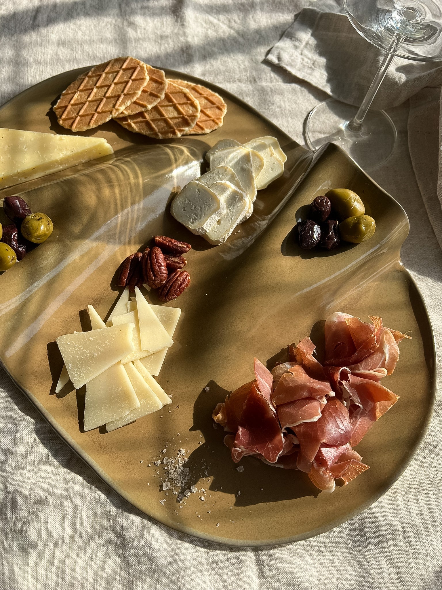 Taca na przekąski WAVY no. 2 jasny brąz