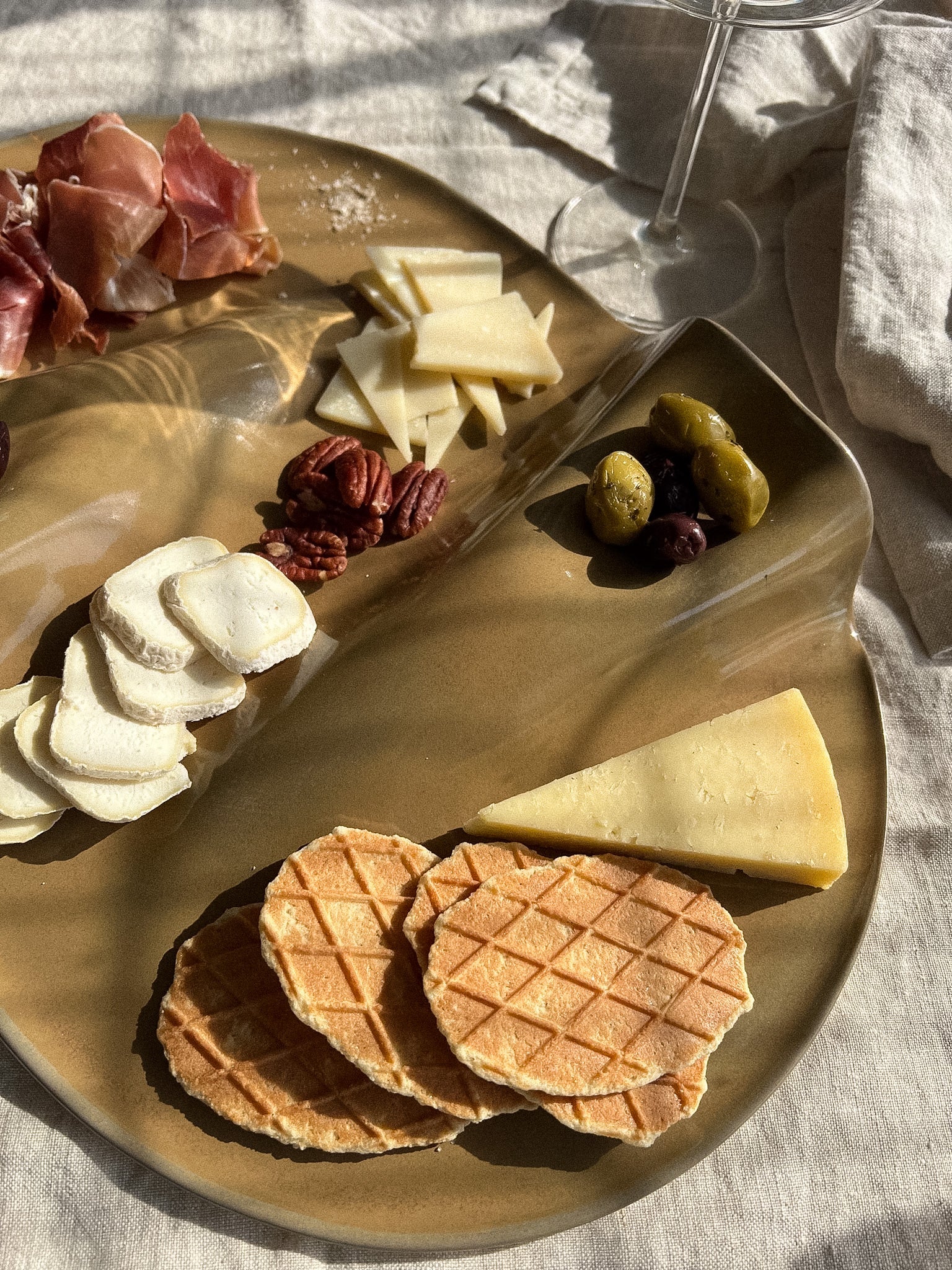 Taca na przekąski WAVY no. 2 jasny brąz