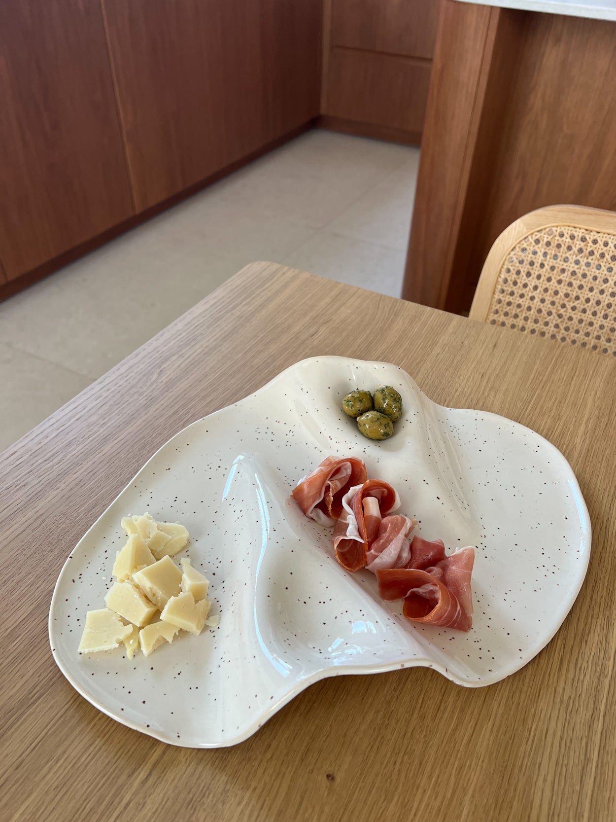 Taca na przekąski WAVY no. 8 beż